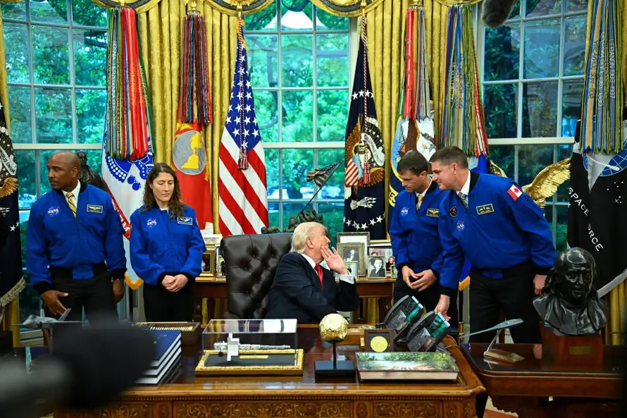 Donald Trump recibe en la Casa Blanca a los astronautas de la misión Artemis II