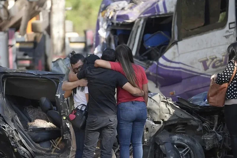 Ascienden a 19 los civiles muertos por ataque con bomba en la Vía Panamericana en Colombia