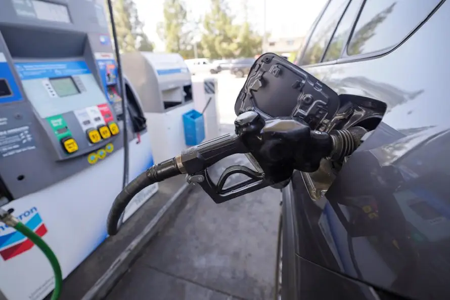 El precio de la gasolina en EEUU sube a $4.14 por galón y en California roza los $6
