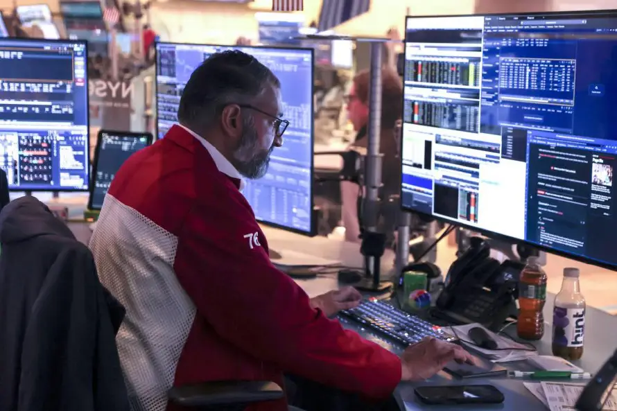 Wall Street cae un 1.28 % tras la promesa de Trump de seguir atacando a Irán "con dureza"