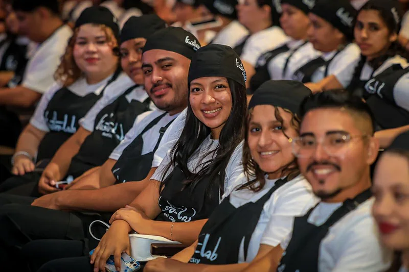 Gradúan a 404 jóvenes en gastronomía y servicio para la demanda turística
