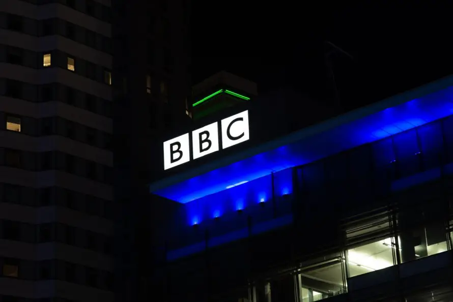 La BBC y la IA: Una vigilancia redoblada cuando se trata de contenidos informativos
