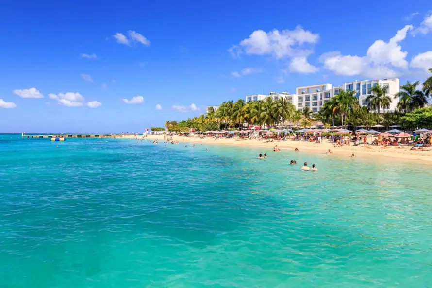 Reapertura de grandes hoteles impulsa el turismo en Jamaica tras daños del huracán Melissa