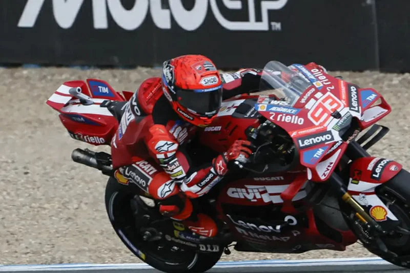 Épica victoria de Marc Márquez en MotoGP y dos de tres poles para España
