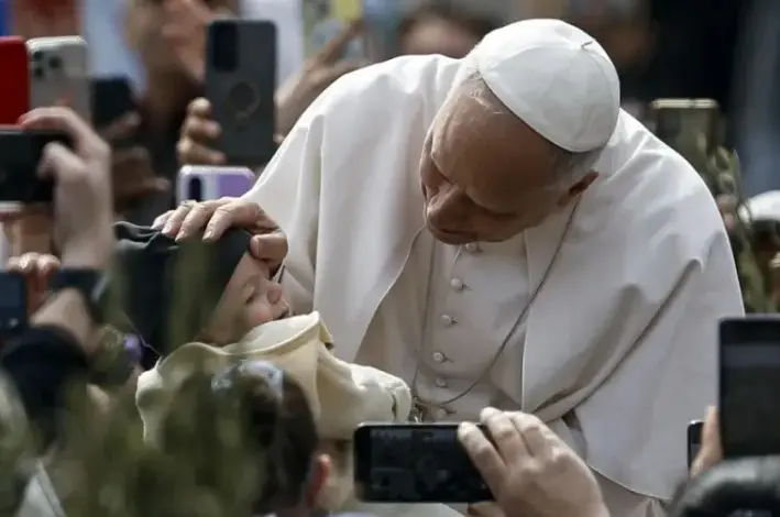 El papa lavará los pies a 12 sacerdotes en San Juan de Letrán en su primera Semana Santa