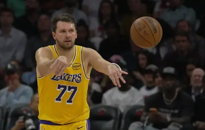 Luka Doncic, estrella de los Lakers, se pierde el final de temporada regular por lesión