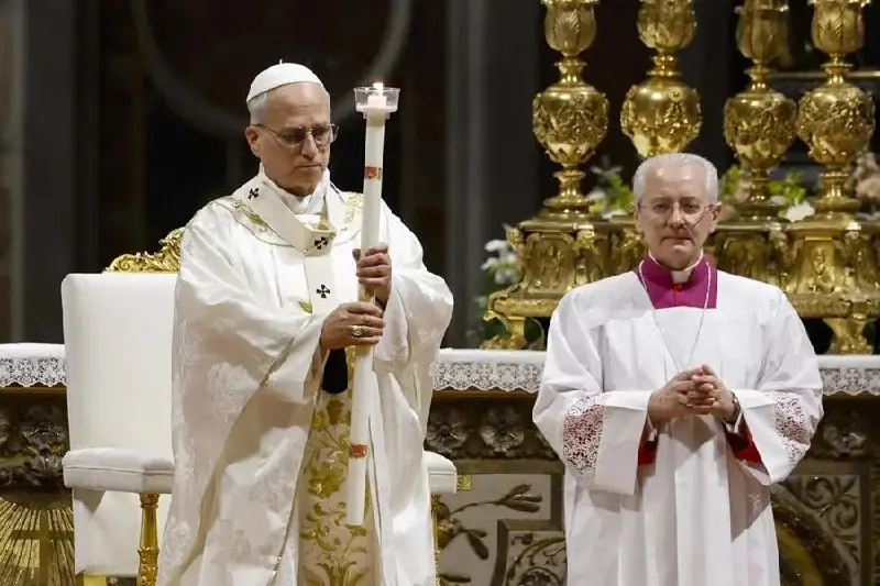 León XIV preside su primera Vigilia Pascual y llama a no dejarse "paralizar" por la guerra y la injusticia