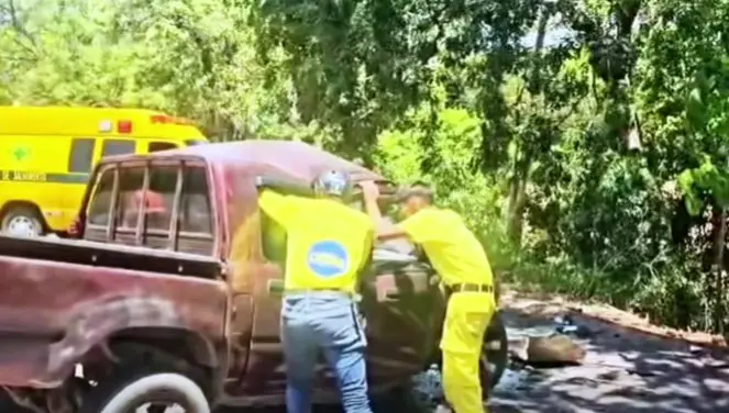Accidente entre pick up y camión de gas deja una persona fallecida en Sonsonate