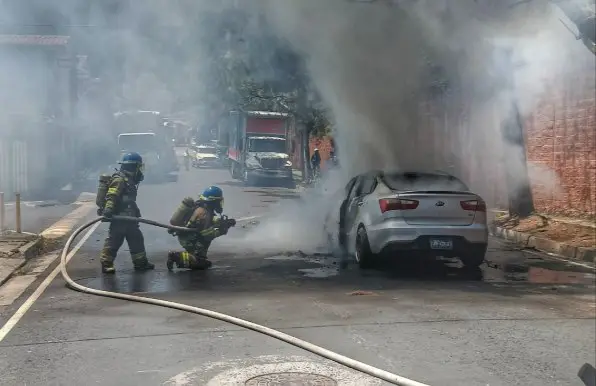 Un vehículo se incendió en Santa Tecla
