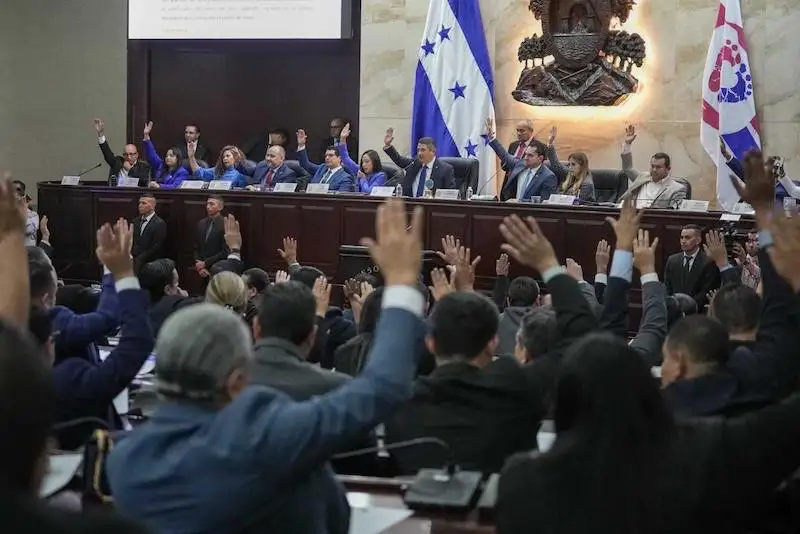 Parlamento de Honduras aprueba que se abra juicio político contra funcionarios electorales