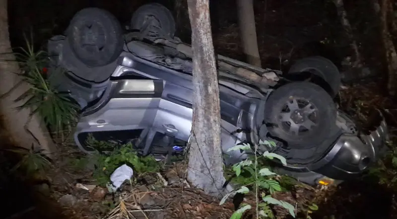 Un vehículo cae sobre un barranco de 30 metros de profundidad y deja un lesionado en Tamanique