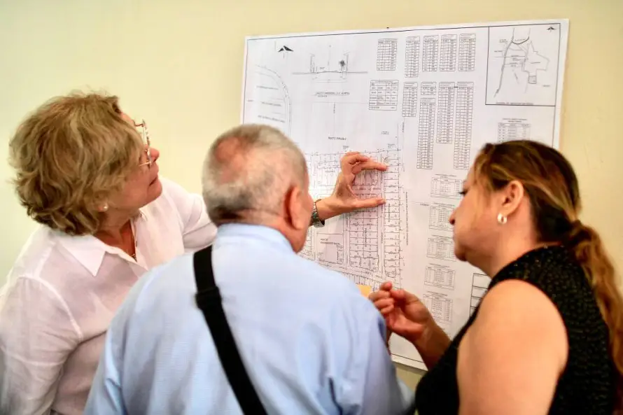 Propietario en La Floresta entregó contratos a unas 20 familias: "Estamos abiertos a donar más"