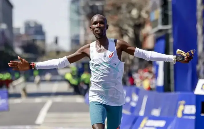 Maratón de Boston: El keniano John Korir rompe récord y Sharon Lokedi gana en mujeres