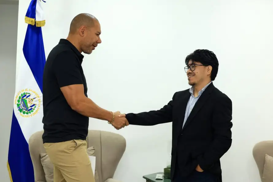 FESFUT entrega $2,000 a joven diseñador ganador de concurso para nuevo logo institucional