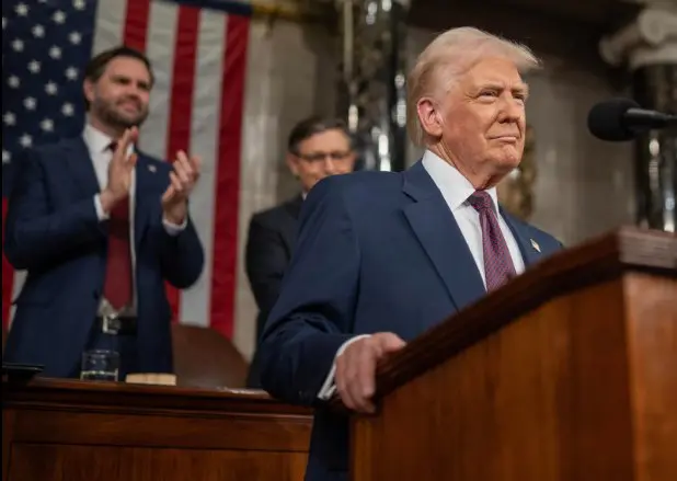 Trump dice que el bloqueo naval es "más efectivo" que bombardear Irán: "Se están asfixiando como un cerdo relleno"