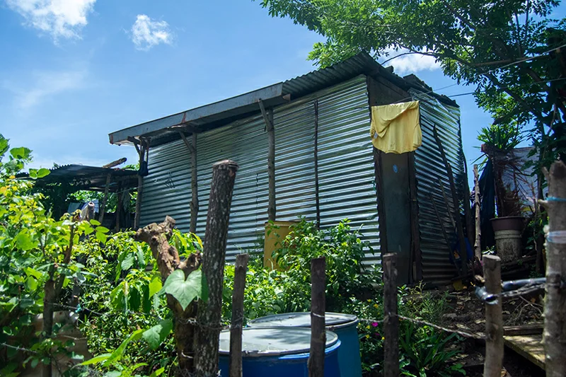 En subempleo, adultos con baja educación o en hacinamiento: así viven más de 410,600 hogares salvadoreños en pobreza multidimensional