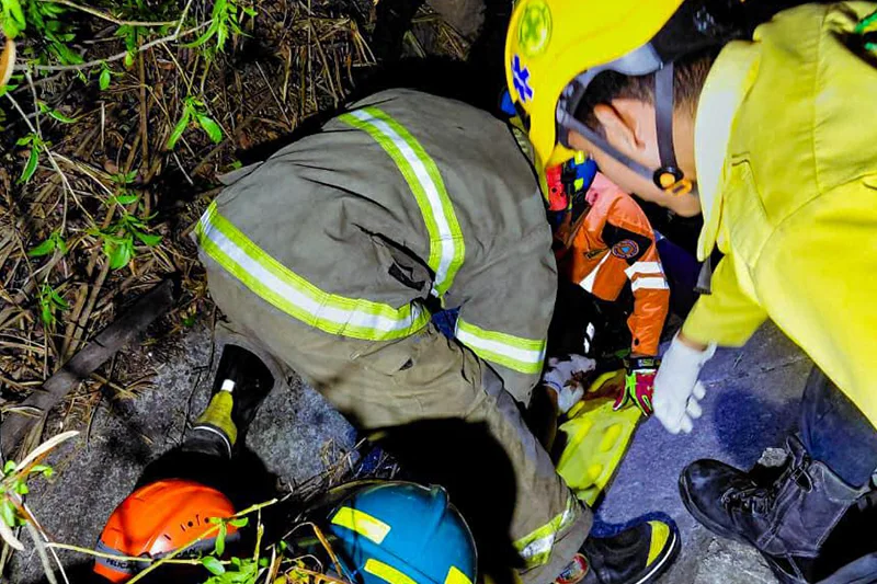 Rescatan a persona atrapada tras accidente en carretera a Acajutla