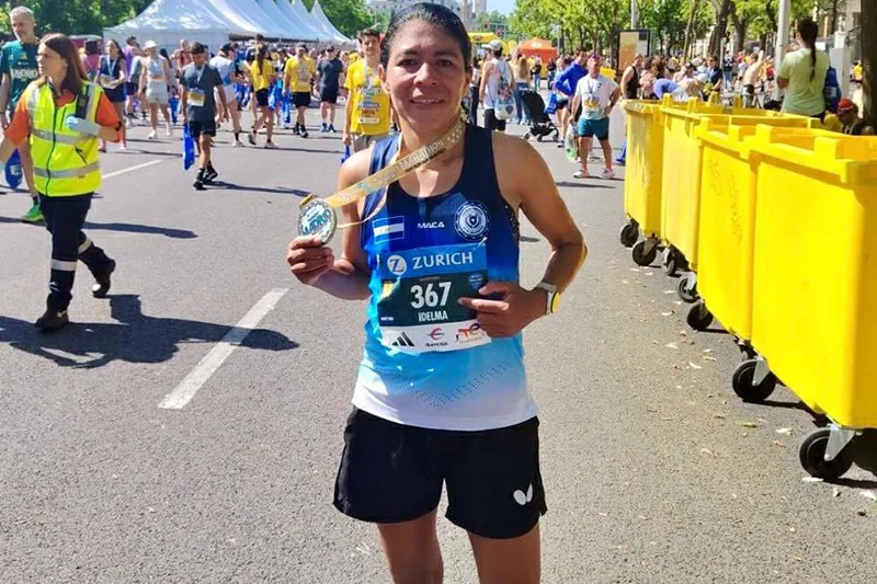 Soldado salvadoreña rompe récord nacional de maratón en Madrid