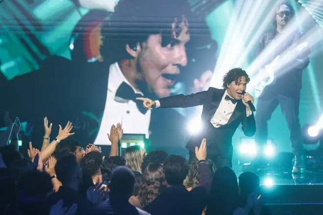 David Bisbal, el más emocionado por su cover "Vivir así es morir de amor"