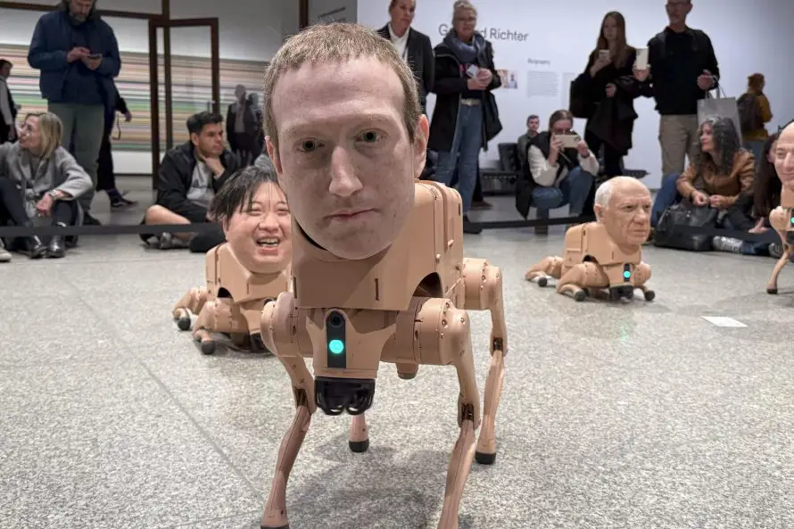 Perros robot con caras humanas divierten en una instalación en Berlín
