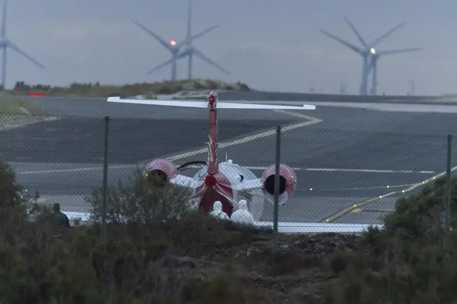 Una avería sanitaria obliga a parar en Canaria a un avión con dos evacuados del crucero con hantavirus