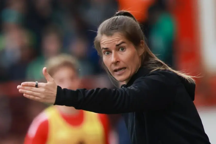 Marie-Louise Eta, la entrenadora que sigue haciendo historia en el fútbol masculino