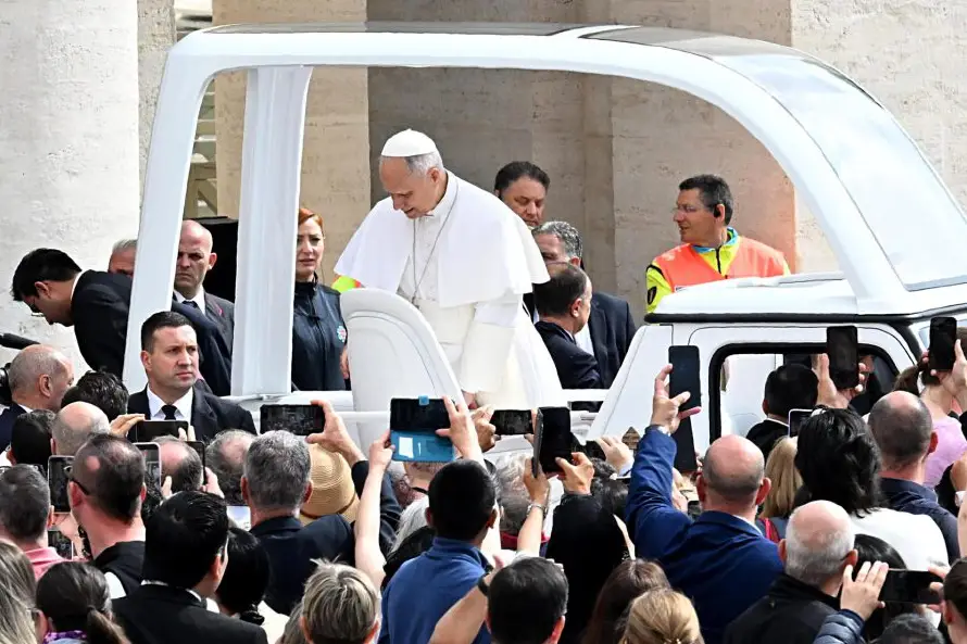 El papa León XIV reza en el lugar donde hace 45 años dispararon a Juan Pablo II