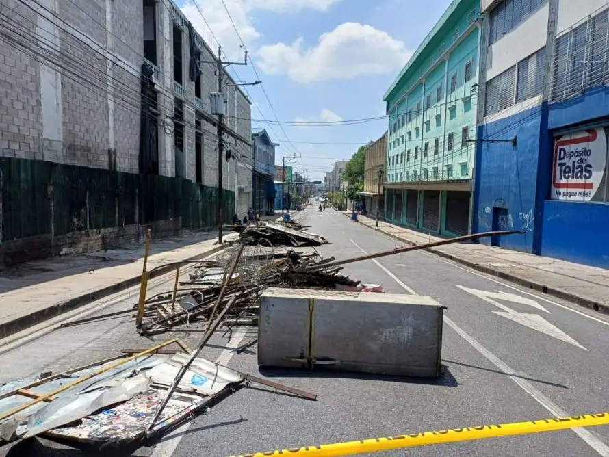 Comuna capitalina recoge 500 toneladas de desecho en remoción de puestos informales en el Centro Histórico, Fenadesal y San Jacinto