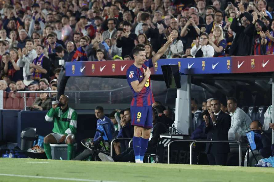 El Barça gana al Betis en la emotiva despedida de Lewandowski