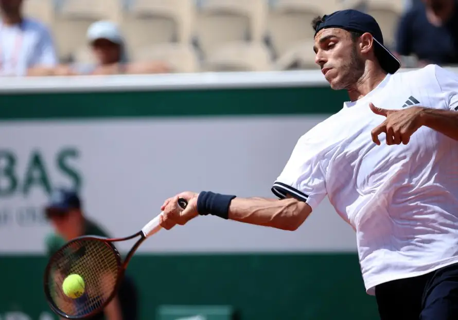 Francisco Cerúndolo se une a su hermano Juanma en la tercera ronda de Roland Garros