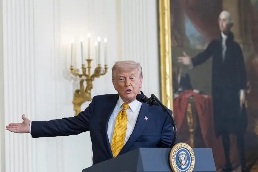 Trump culpa a sus predecesores demócratas de la crisis con Irán y avisa a Teherán que pronto "dejará de reírse"