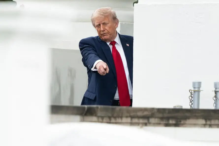 Trump amenaza con terminar las negociaciones si Irán cobra peajes en el estrecho de Ormuz