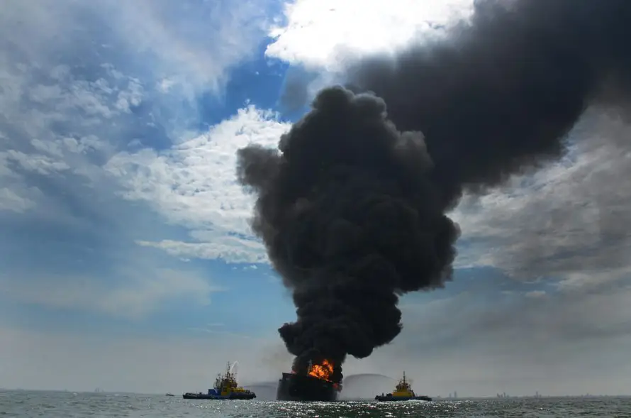 EE.UU. disparó y bloqueó dos petroleros iraníes en el golfo de Omán
