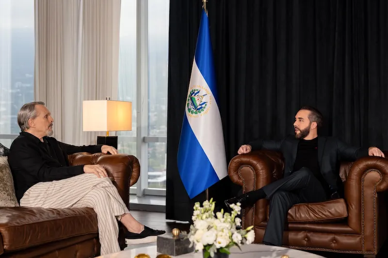 Bukele recibe a cantante Miguel Bosé, quien dice tuvo un encuentro esclarecedor