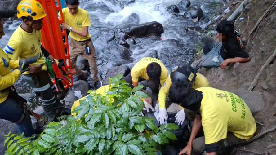 Joven resulta lesionado tras caer al río Ceniza en Sonsonate