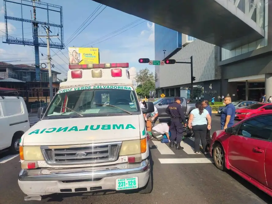Cuatro motociclistas caídos y dos vehículos vuelcan este jueves en accidentes de tránsito