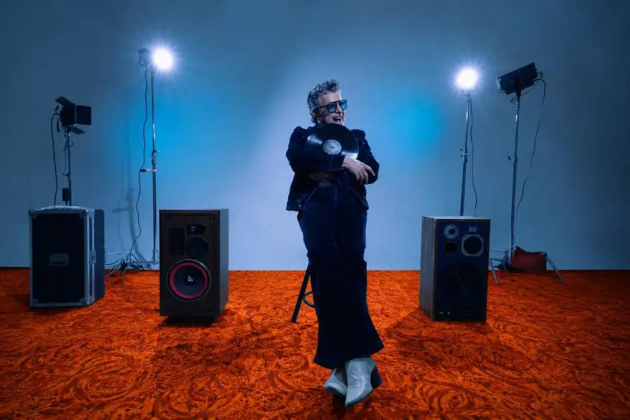 Luis Enrique lanza disco inédito, el primero en 13 años