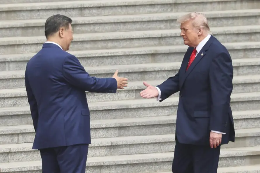 Memes hiperrealistas, agua viral y el sosiego de Trump: primer día de visita en anécdotas