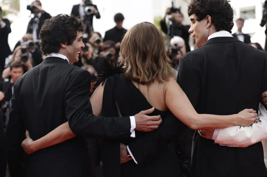 Los Javis y más de 20 minutos de aplausos en Cannes por "La bola negra"