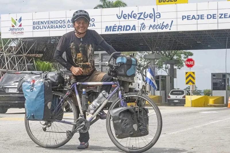 Salvadoreño que recorre el mundo en bicicleta cuenta su paso por Venezuela: "Todo el mundo me dijo que no fuera"