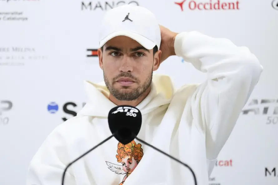 El tenista español Carlos Alcaraz se pierde Wimbledon y Queen’s por lesión