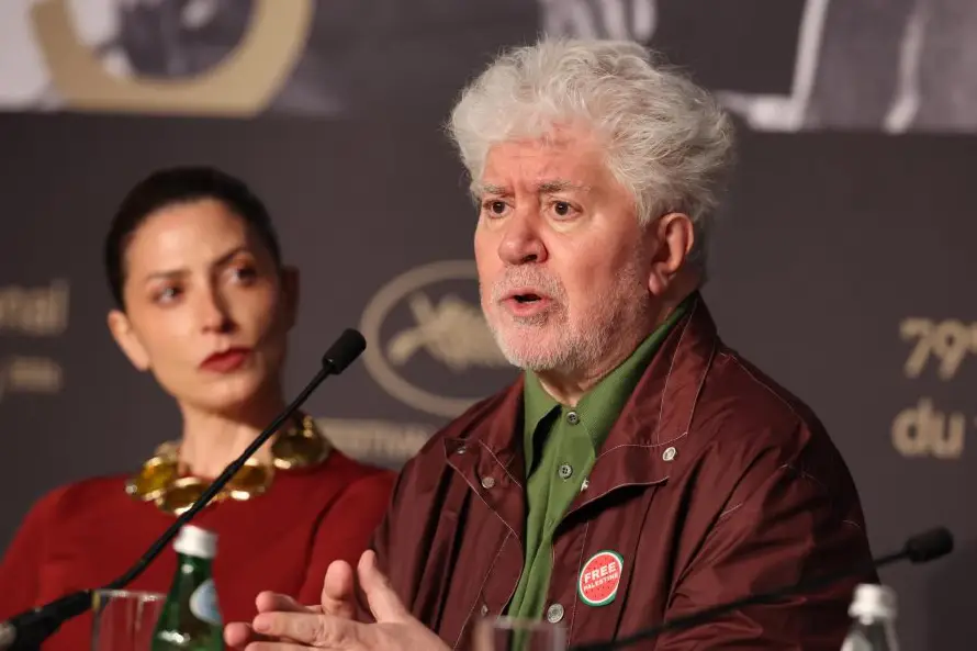Almodóvar publicará su primera novela: "El hombre que solo escribía en los aviones"