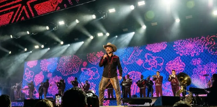 Alejandro Fernández hizo vibrar el Estadio Cuscatlán en una noche marcada por la lluvia y el legado de "Chente"