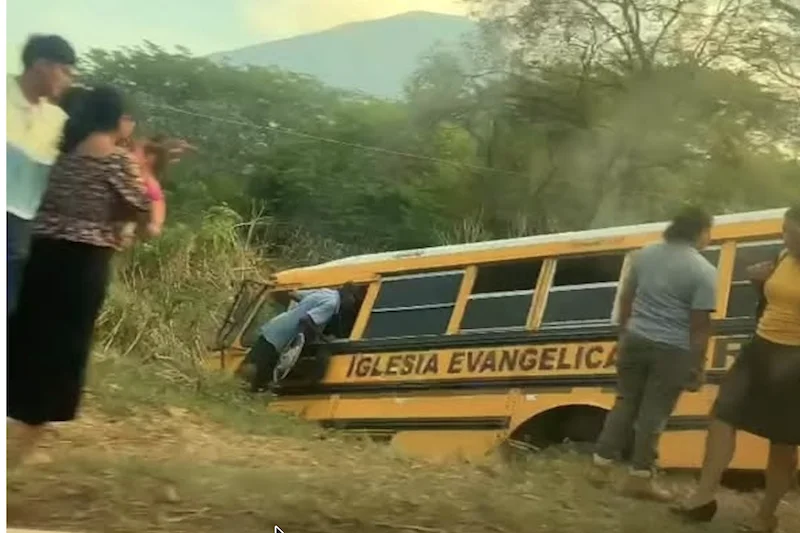 Autobús de iglesia evangélica sufre accidente en San Miguel y deja lesionados leves