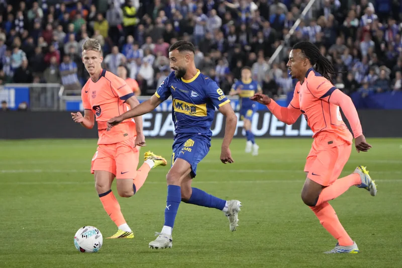 El Alavés derrota al Barcelona y sueña con la permanencia