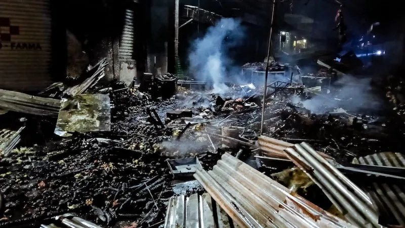 Incendio consumió esta madrugada puestos del mercado municipal de Armenia, Sonsonate
