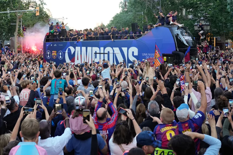 Barcelona celebra títulos de Liga y Supercopa con multitudinario desfile