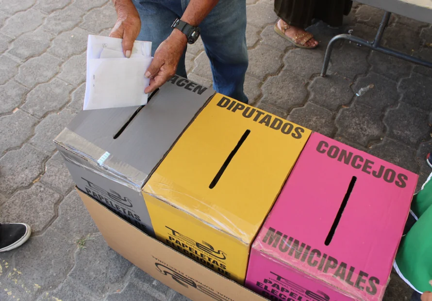 El 65 % de los salvadoreños apoya que las elecciones presidenciales se adelanten de 2029 a 2027