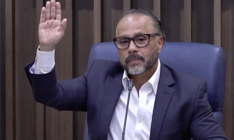 Ernesto Castro pregunta qué caos puede haber si "bajan escaños de algunos departamentos para dar representación a la diáspora"