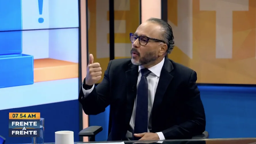Ernesto Castro anuncia que buscará diputación de San Salvador y no de la diáspora